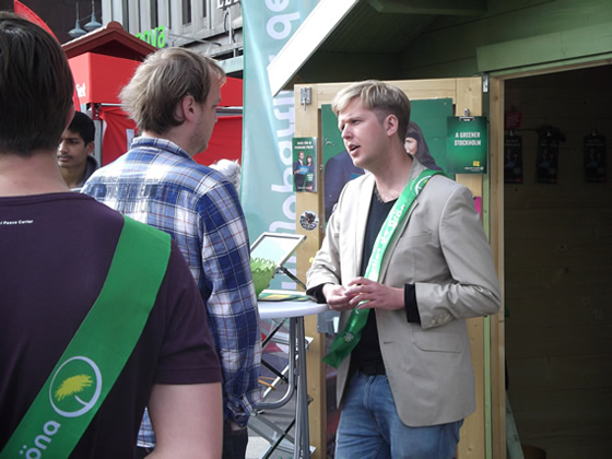 首都ストックホルム中心部にある選挙小屋で有権者と対話する環境党の地方選候補者